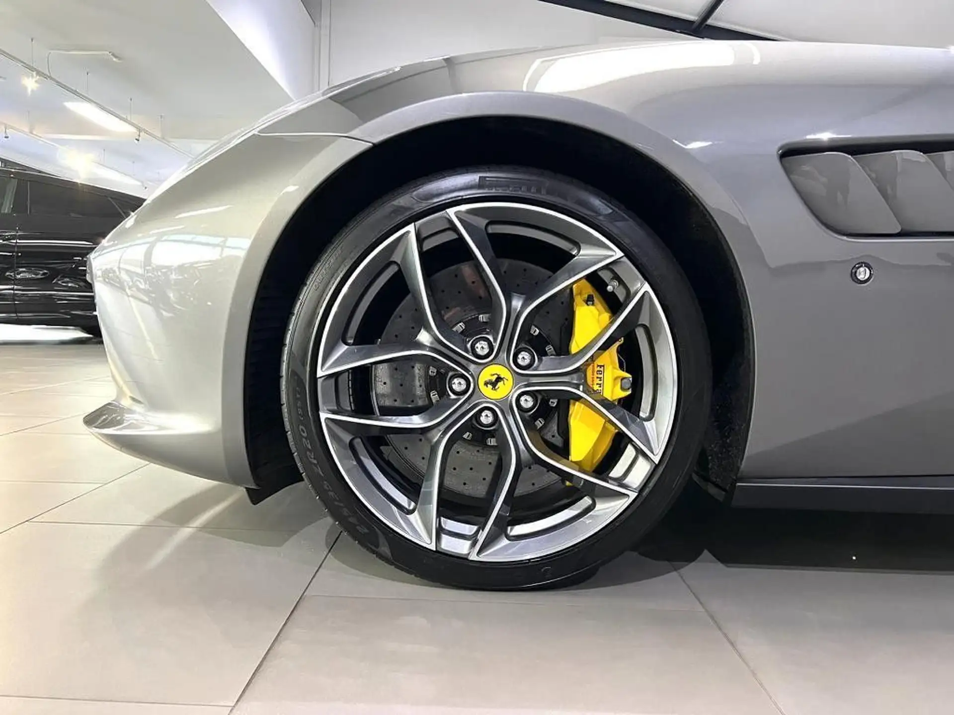 페라리 GTC4 루쏘 2020 회색 사진 3