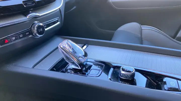 Volvo XC60 2023, foto 18
