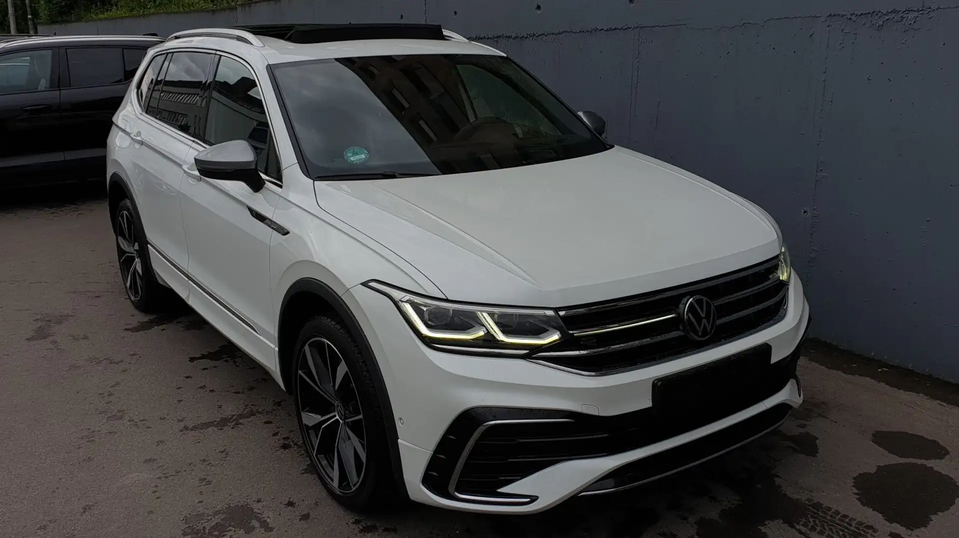 Volkswagen Tiguan Allspace 2.0 TDI DSG 4M 3 x R-Line Pano Weiß - 2
