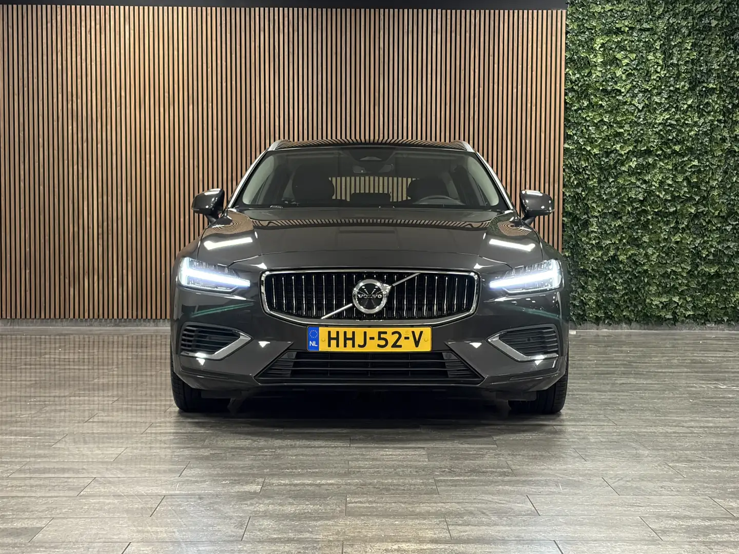 Volvo V60 T6 AWD Recharge Essential | Trekhaak | All Season Gris - 2