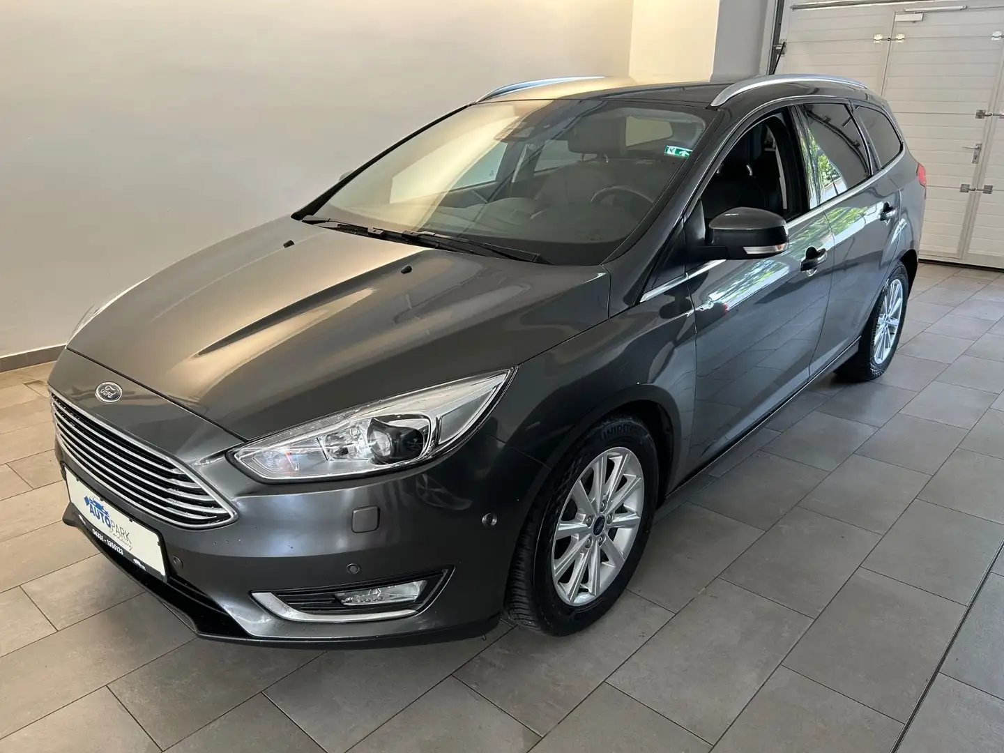 Ford Focus Turnier Titanium Grau - 1