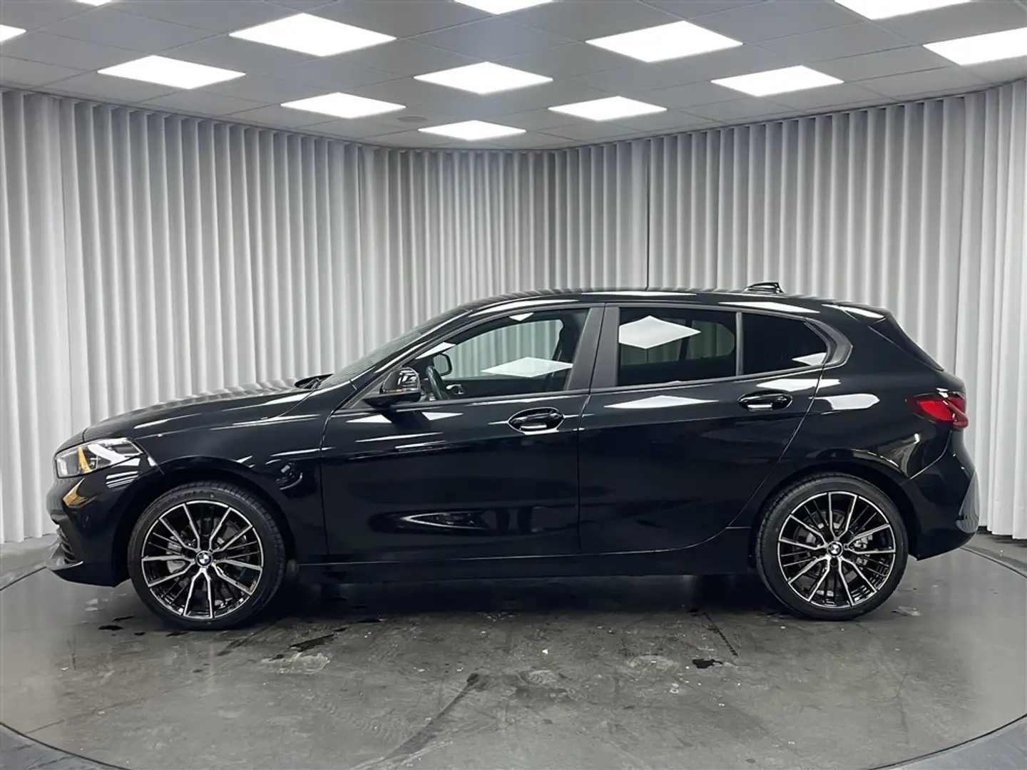 BMW 116 116d / Aut. / LED / Navi / 18" Alu / DAB / ... Zwart - 2