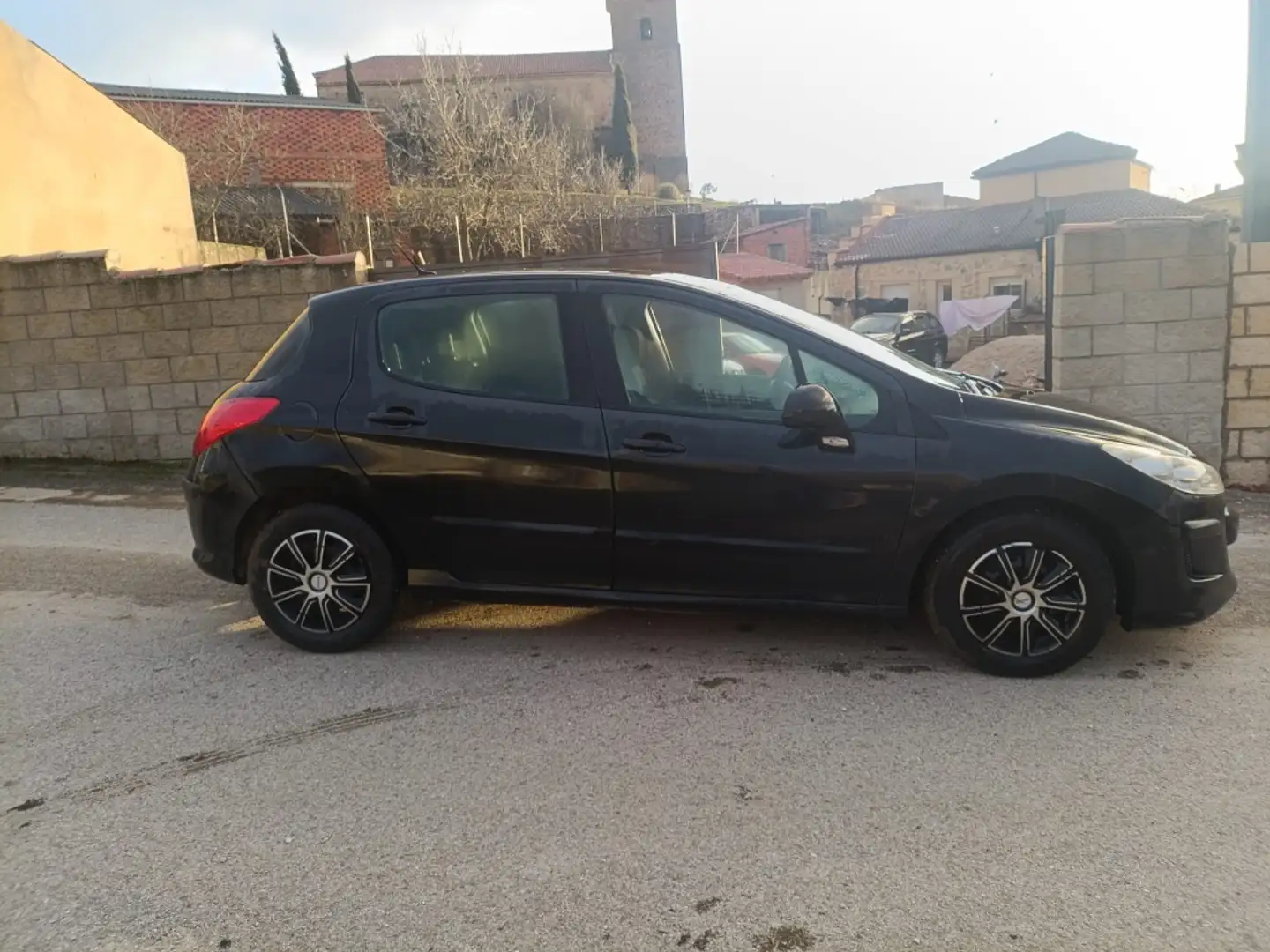 Peugeot 308 1.6HDI FAP Confort 5 vel. Schwarz - 2
