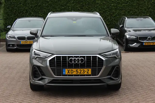 Audi Q3 view 8