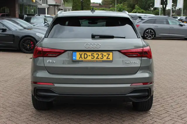 Audi Q3 view 14