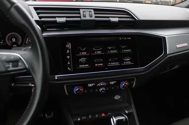 Audi Q3 view 18