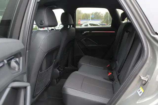Audi Q3 view 10
