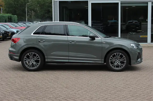 Audi Q3 view 5