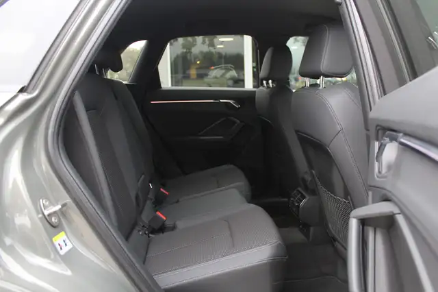Audi Q3 view 11