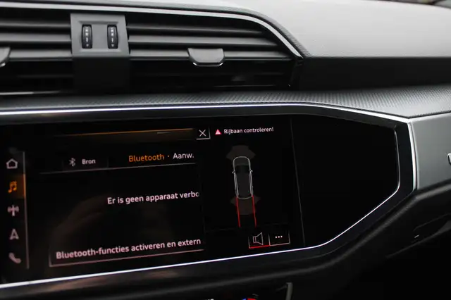Audi Q3 view 23