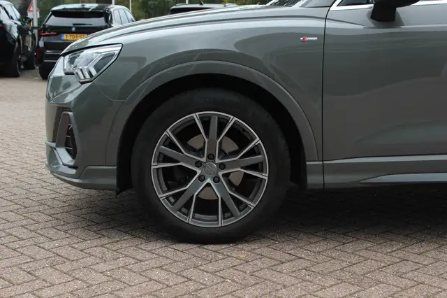 Audi Q3 view 13