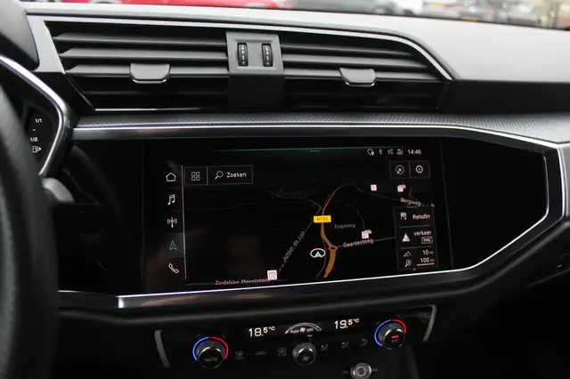 Audi Q3 view 20