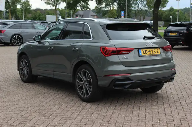 Audi Q3 view 3