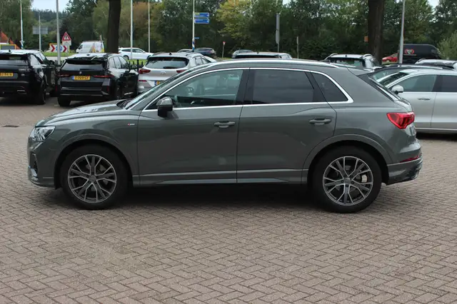 Audi Q3 view 7