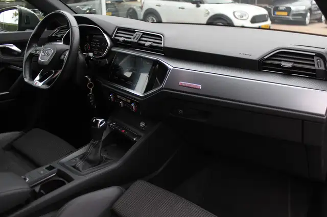 Audi Q3 view 12