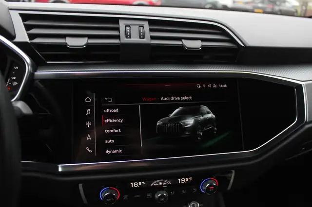 Audi Q3 view 21
