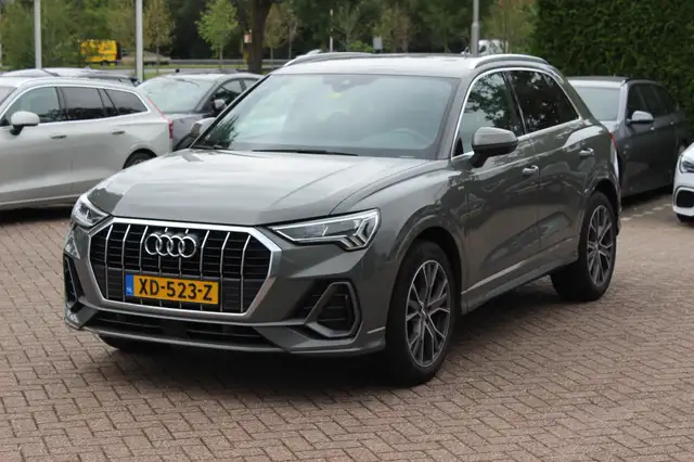Audi Q3 view 6