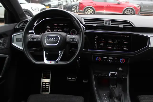 Audi Q3 view 9
