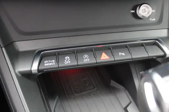 Audi Q3 view 24
