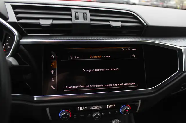 Audi Q3 view 22