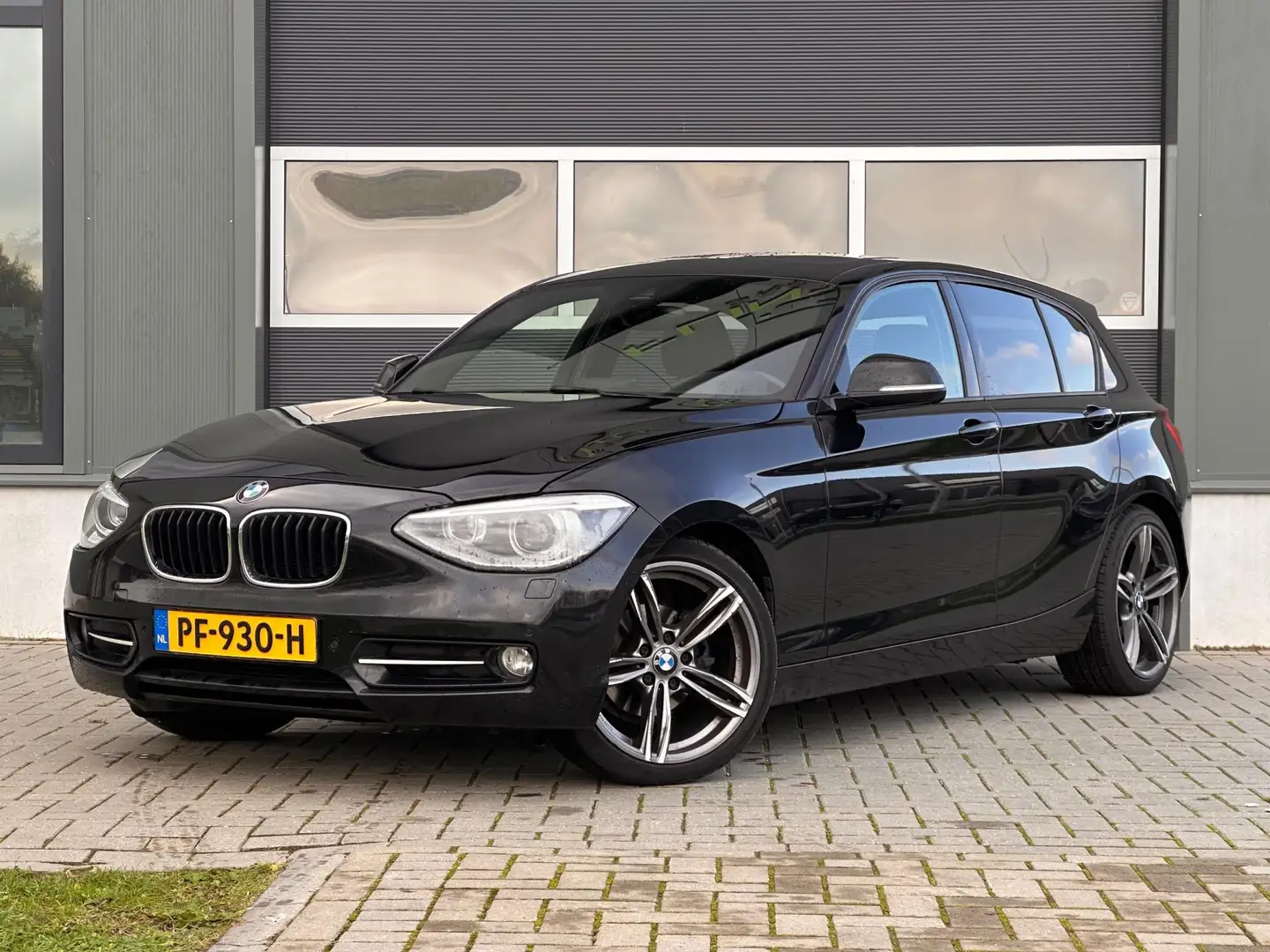 BMW 116 1-serie 116d High Executive Pano Xenon Navi Cruise Zwart - 1