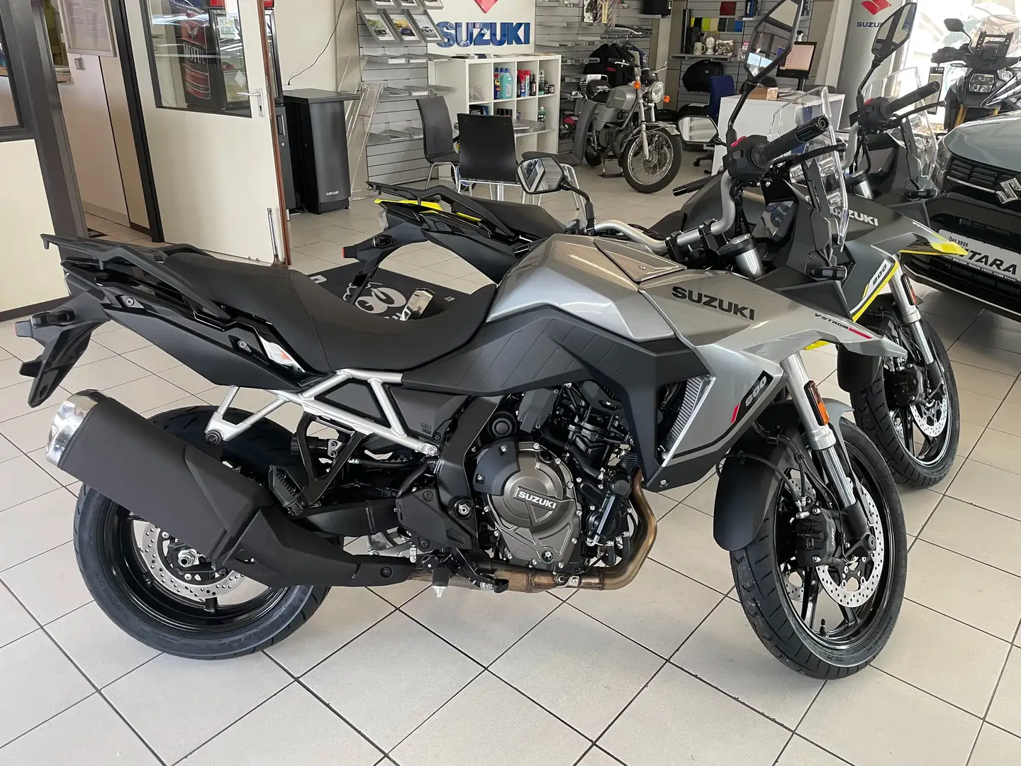 Suzuki V-Strom 800 25er Neu mit 4J Garantie, Preis inkl. Nebenkosten Argento - 1