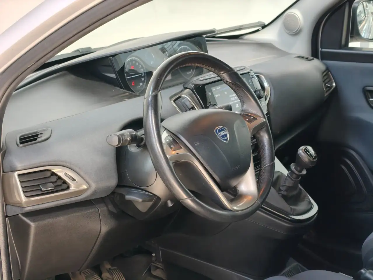 Lancia Ypsilon 2021 — фото 12
