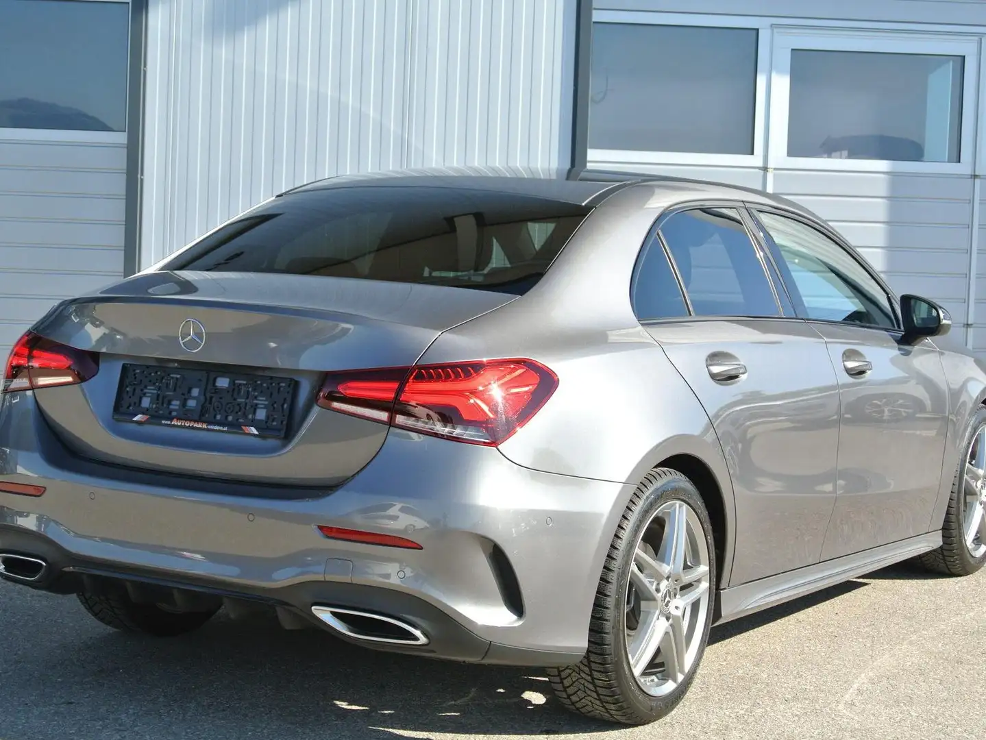Mercedes-Benz A 200 A 200 d Lim. Aut. ** AMG-Line * Night-Paket * Grau - 2