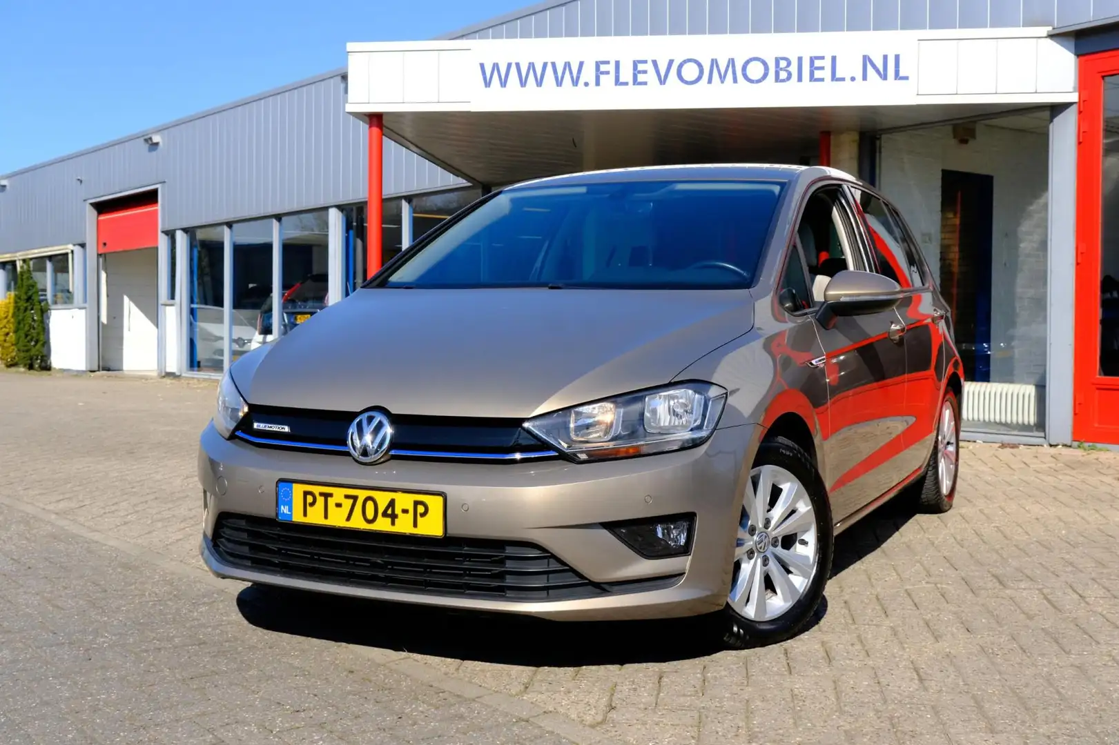 Volkswagen Golf Sportsvan 1.0 TSI Comfortline Aut. Geel - 1