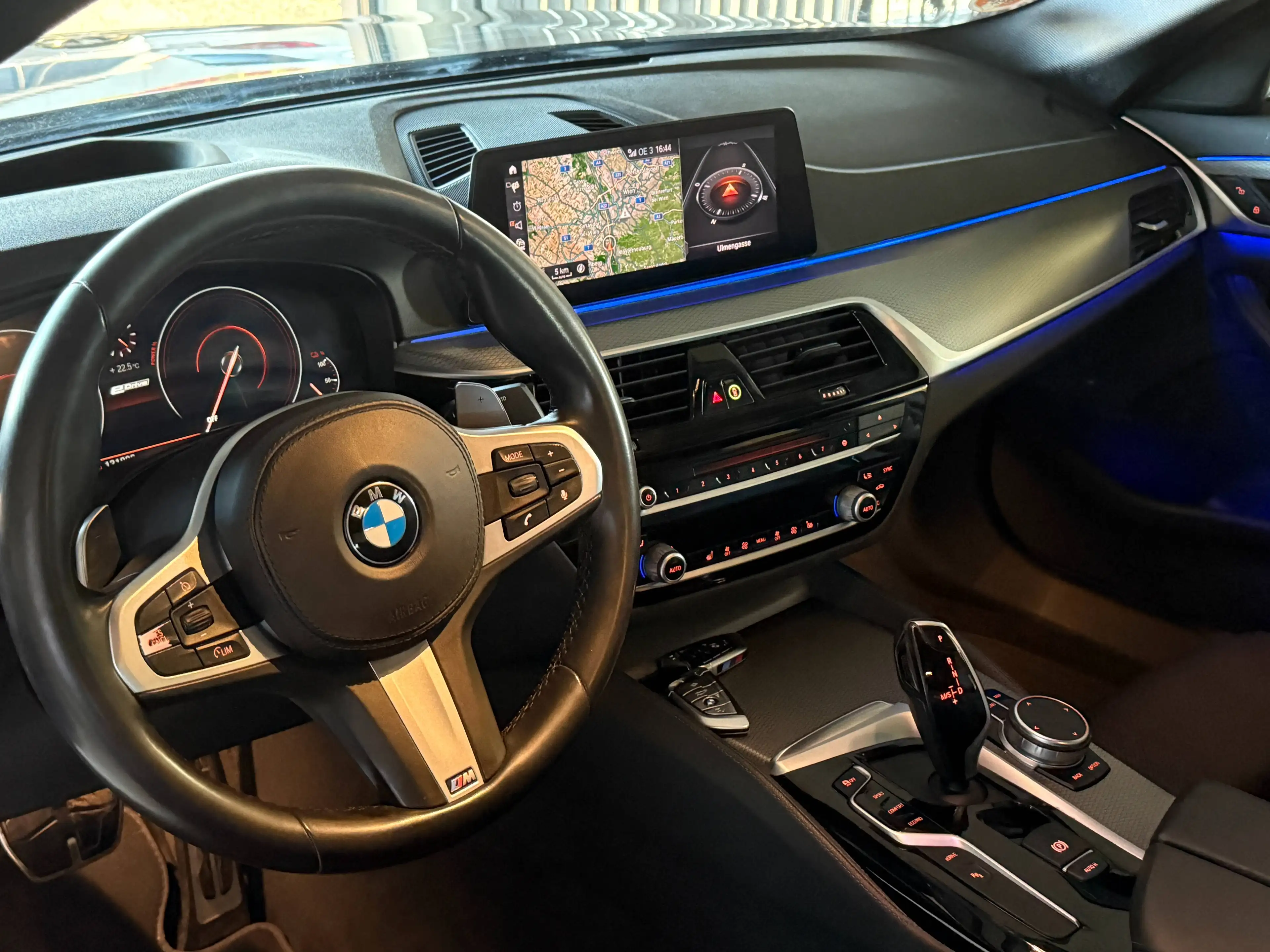 BMW 530 530e-M-Sport Head-Up+Ambiente+1.Besitz+Memorie-Sitze+Navi+Kamera — photo 8