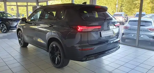 Mitsubishi Outlander view 5