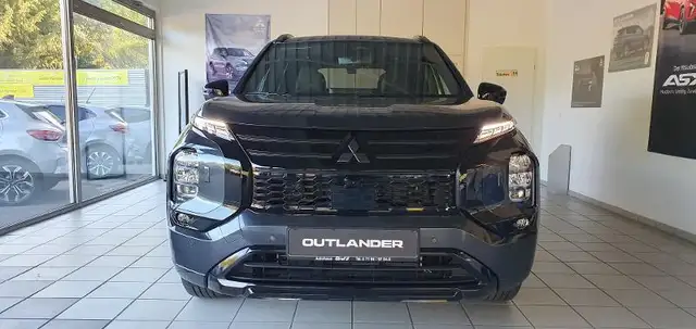 Mitsubishi Outlander view 3