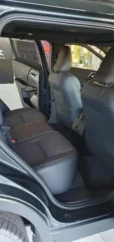 Mitsubishi Outlander view 12
