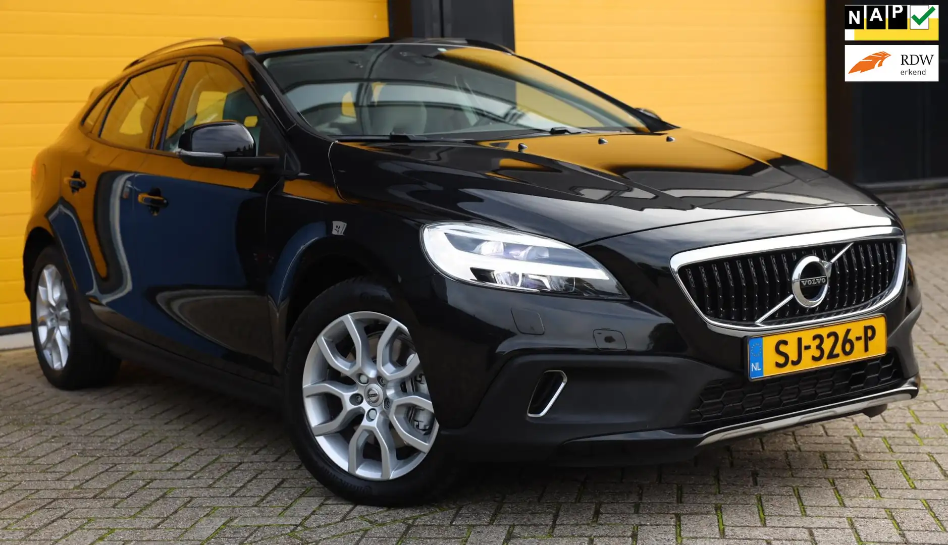 Volvo V40 Cross Country 2.0 T3 Nordic+ / NAP / 152 PK / Cruise Control / N Zwart - 1