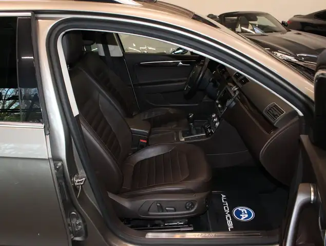 Volkswagen Passat view 9
