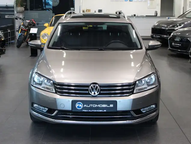 Volkswagen Passat view 3