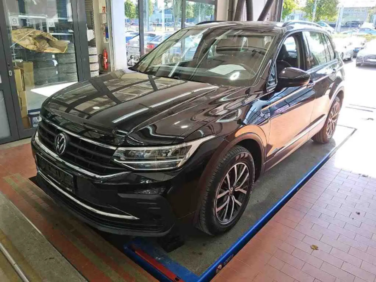 Volkswagen Tiguan Life 2.0 TDI DSG LED NAV AHK KAM LANE PDC Negro - 2