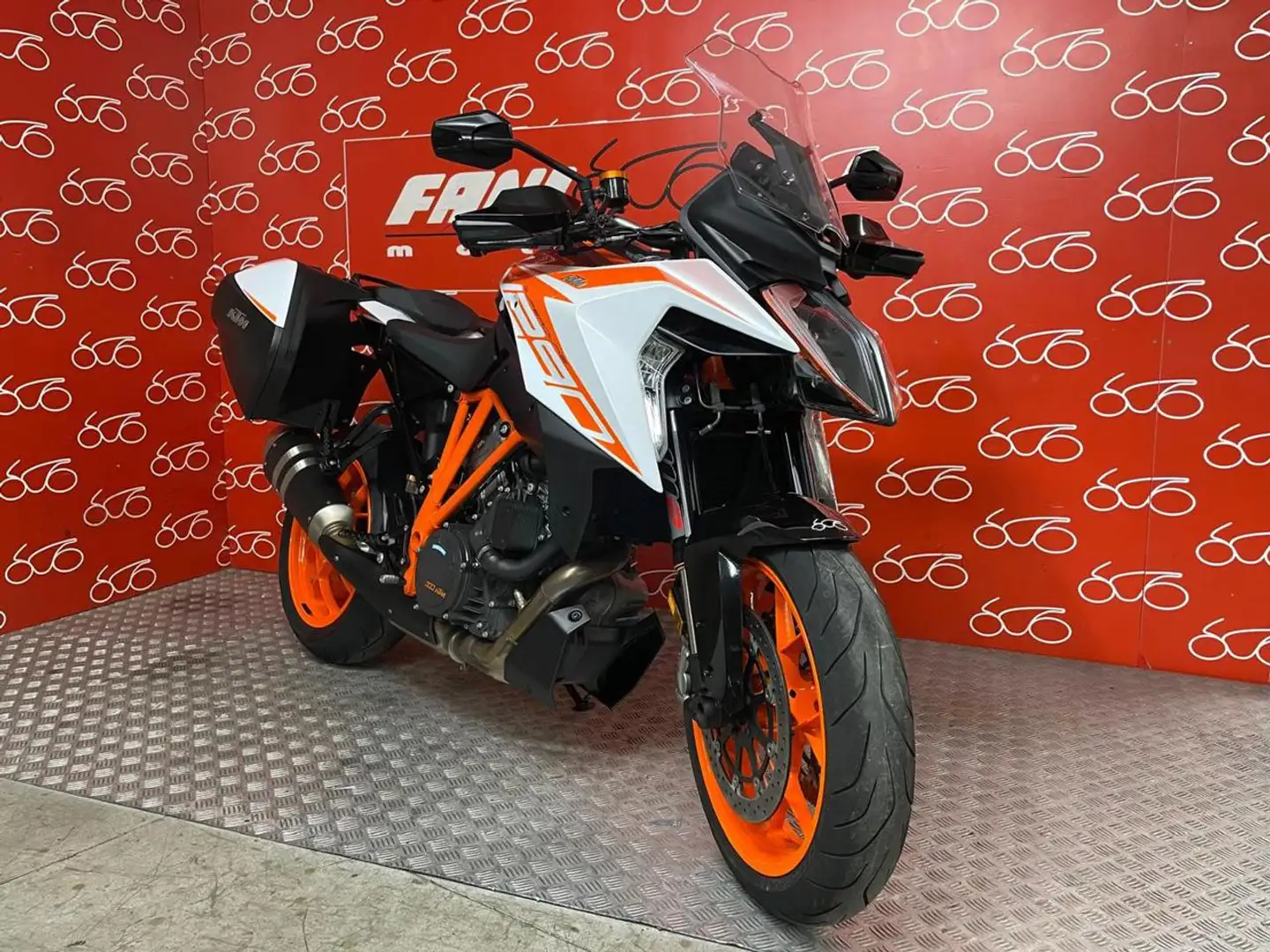 KTM 1290 Super Duke GT Bianco - 2
