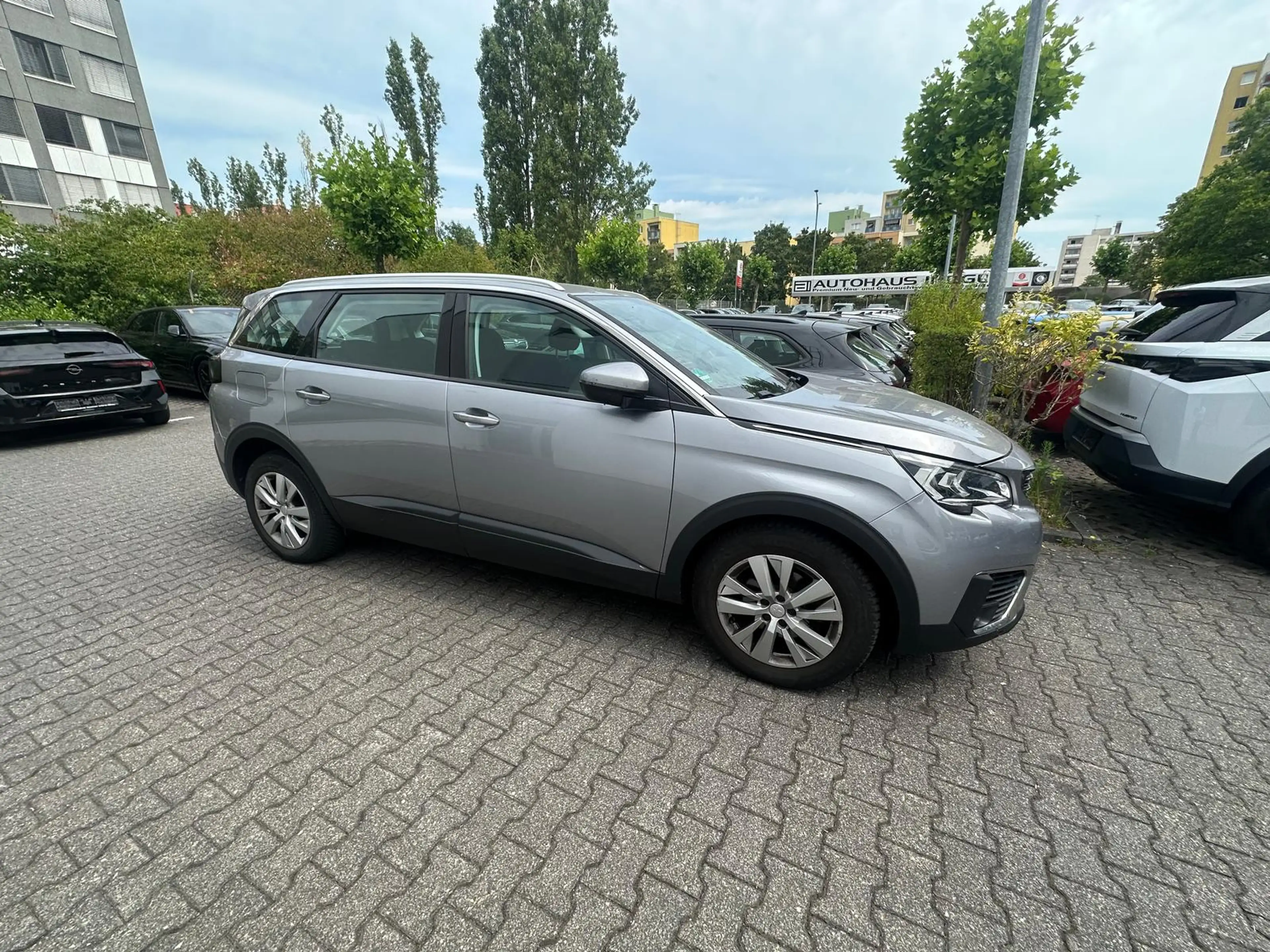 Peugeot 5008 1.5 Blue-HDI FAP Allure Pack AT 7-Si+Navi+R-Kam+ — photo 2
