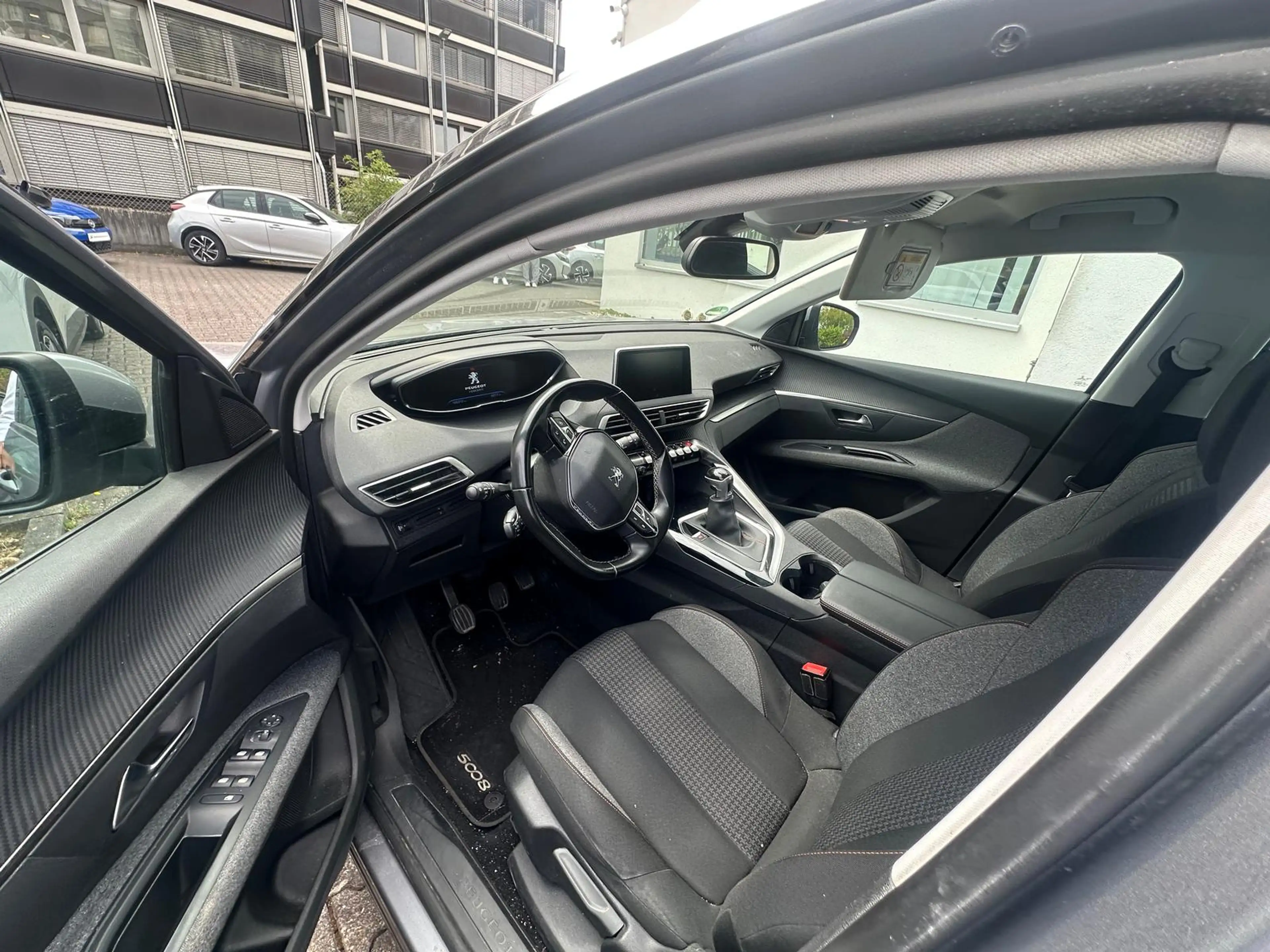 Peugeot 5008 1.5 Blue-HDI FAP Allure Pack AT 7-Si+Navi+R-Kam+ — photo 5