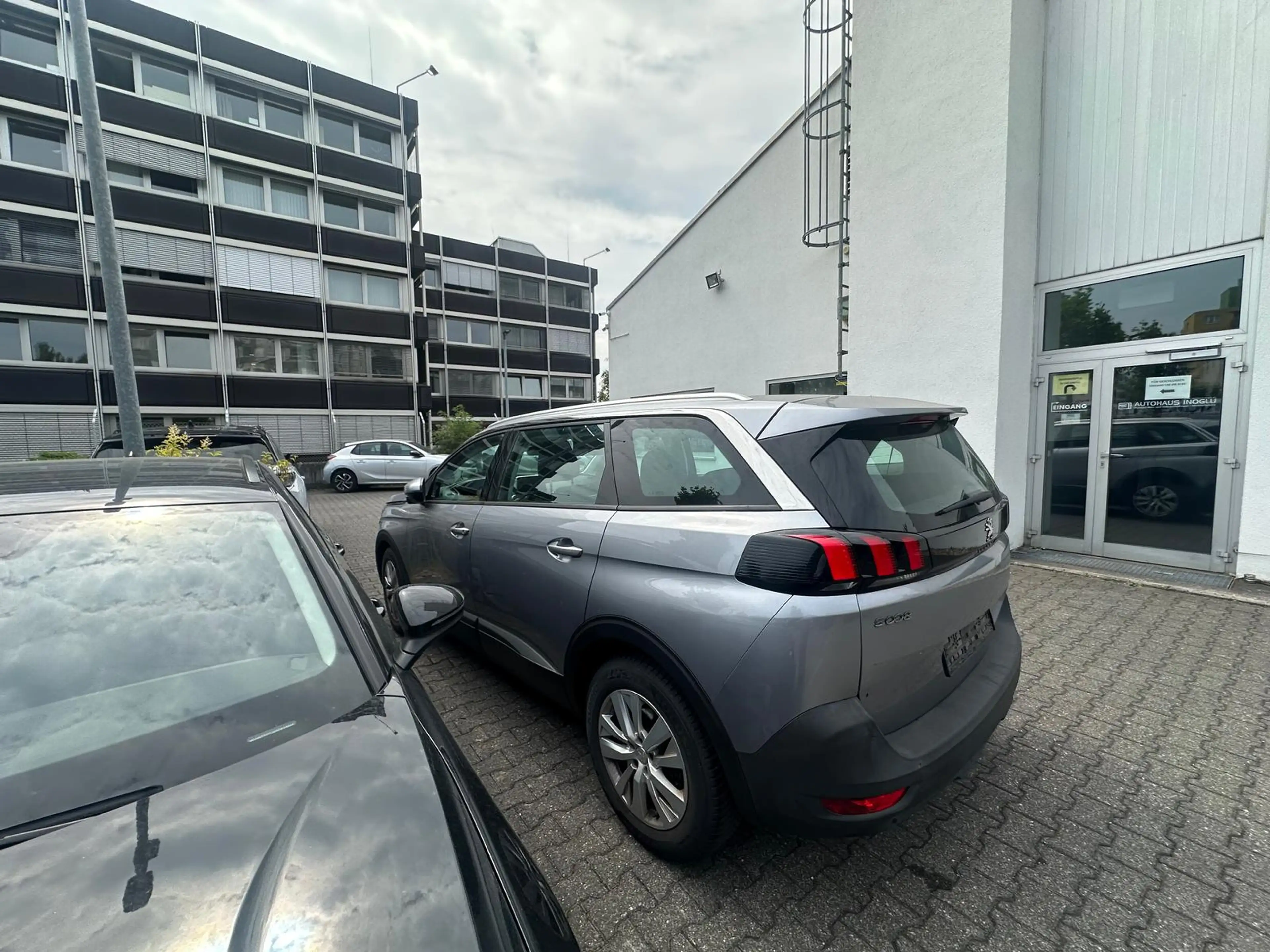 Peugeot 5008 1.5 Blue-HDI FAP Allure Pack AT 7-Si+Navi+R-Kam+ — photo 4