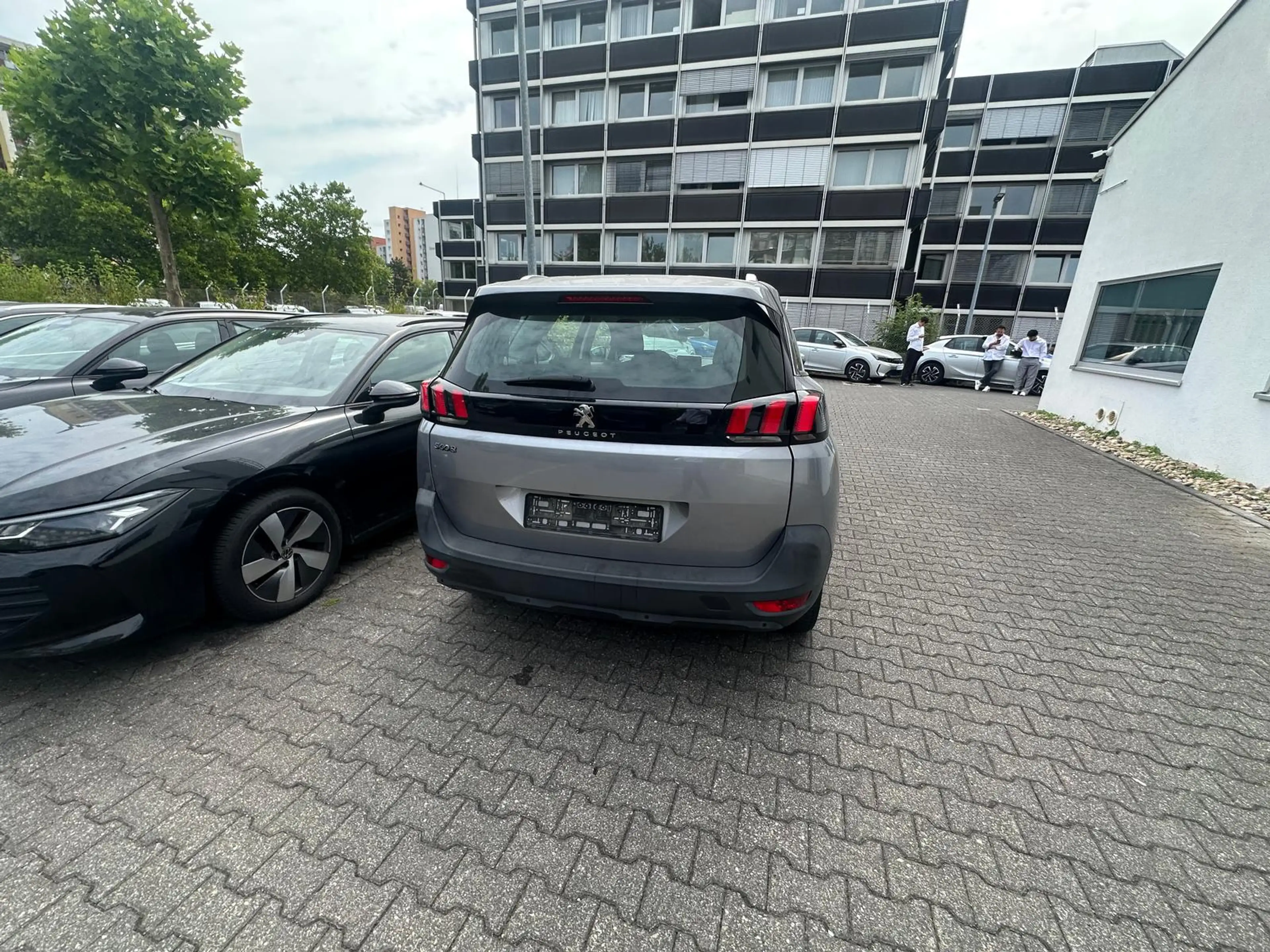Peugeot 5008 1.5 Blue-HDI FAP Allure Pack AT 7-Si+Navi+R-Kam+ — photo 3