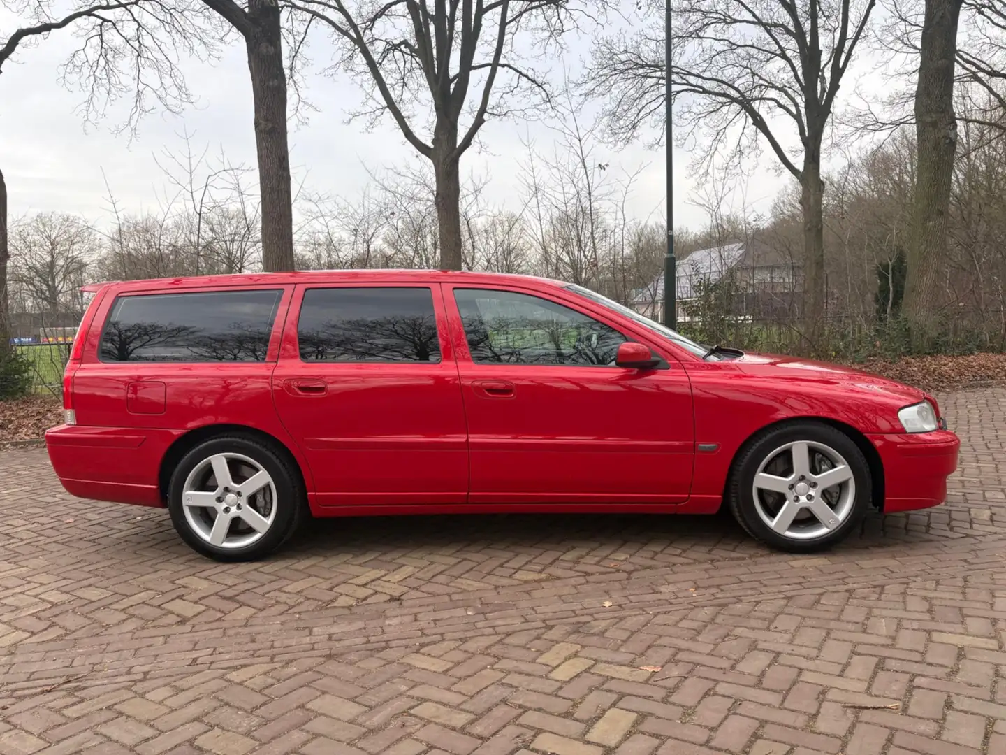 Volvo V70 2.5 R, 300 pk, automaat, Passion Red, schuifdak, 1 Rot - 2