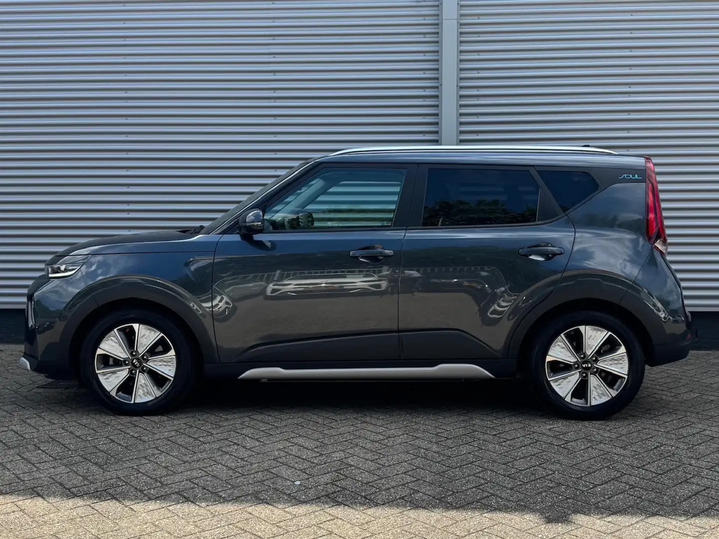 Kia Soul e-Soul 64kWh 204pk Aut ExecutiveLine | Stoelkoelin Grijs - 2