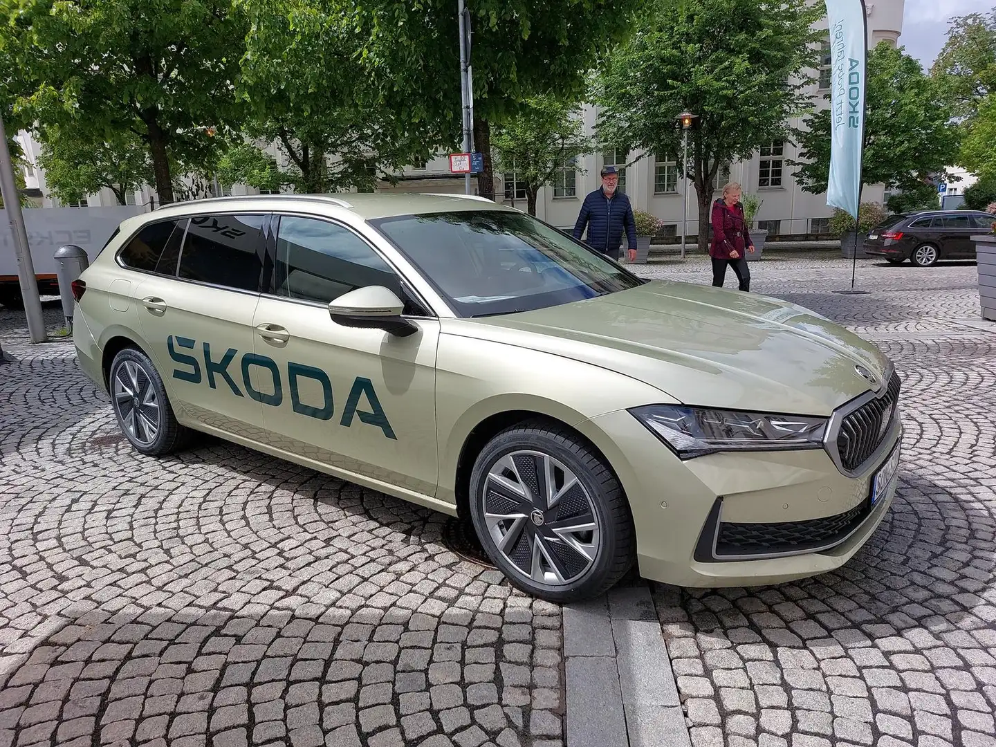 Skoda Superb Combi 1.5 TSI mHEV 110kW Gelb - 1