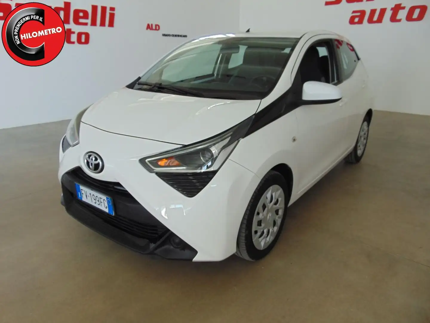 Toyota Aygo 1.0 VVT-i 69 CV 5 porte x-business Bianco - 1
