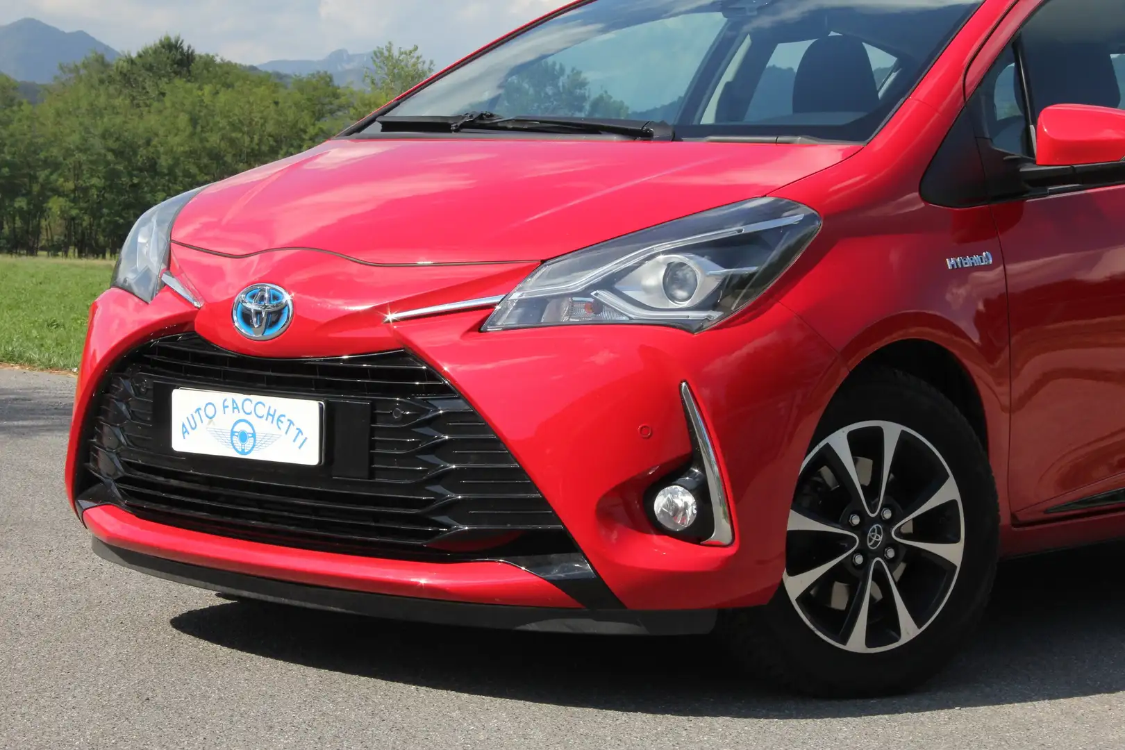 Toyota Yaris 5p 1.5h Lounge HIBRID automatica Rojo - 2
