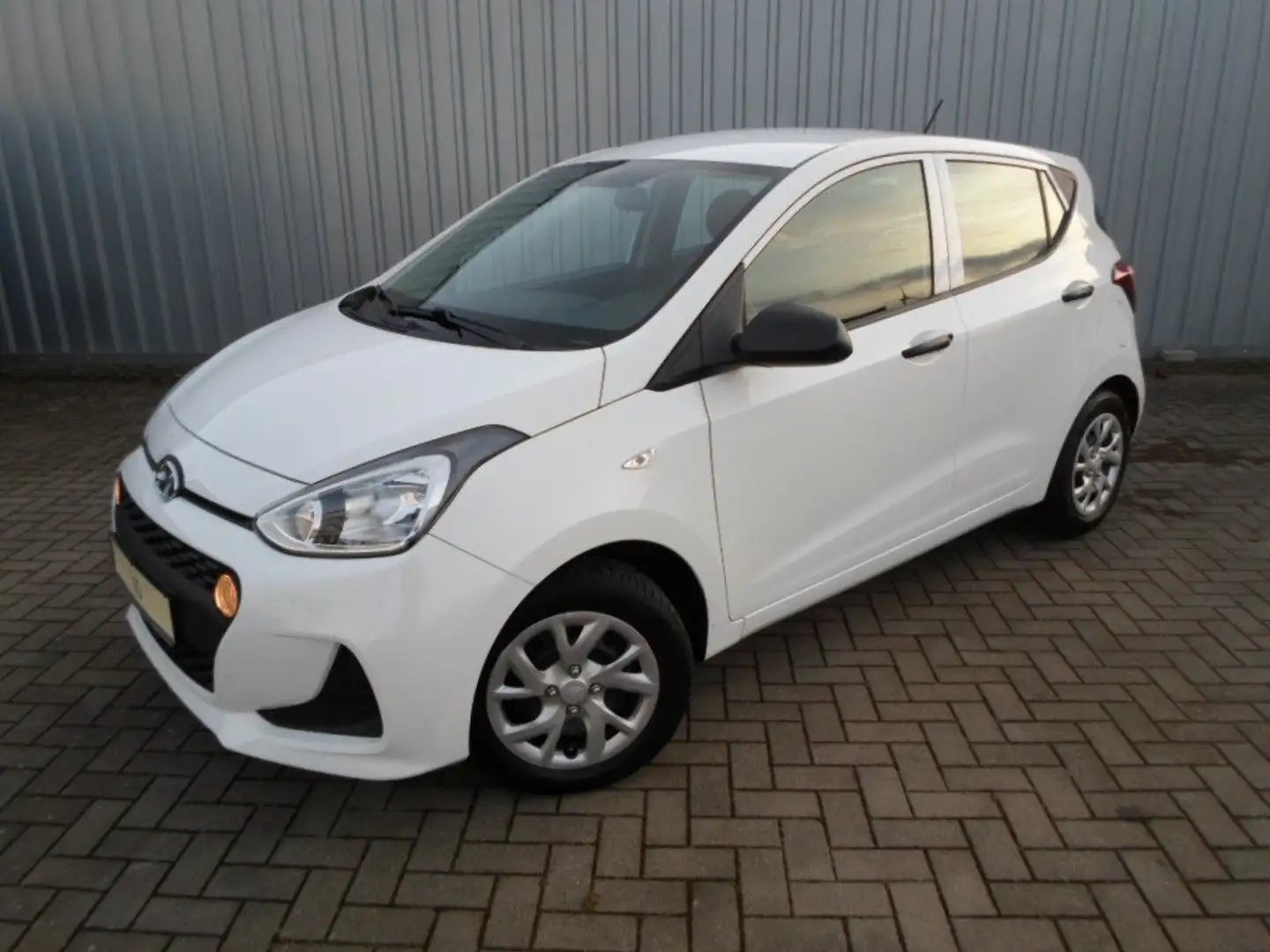 Hyundai i10 1.0 67PS Classic Weiß - 1
