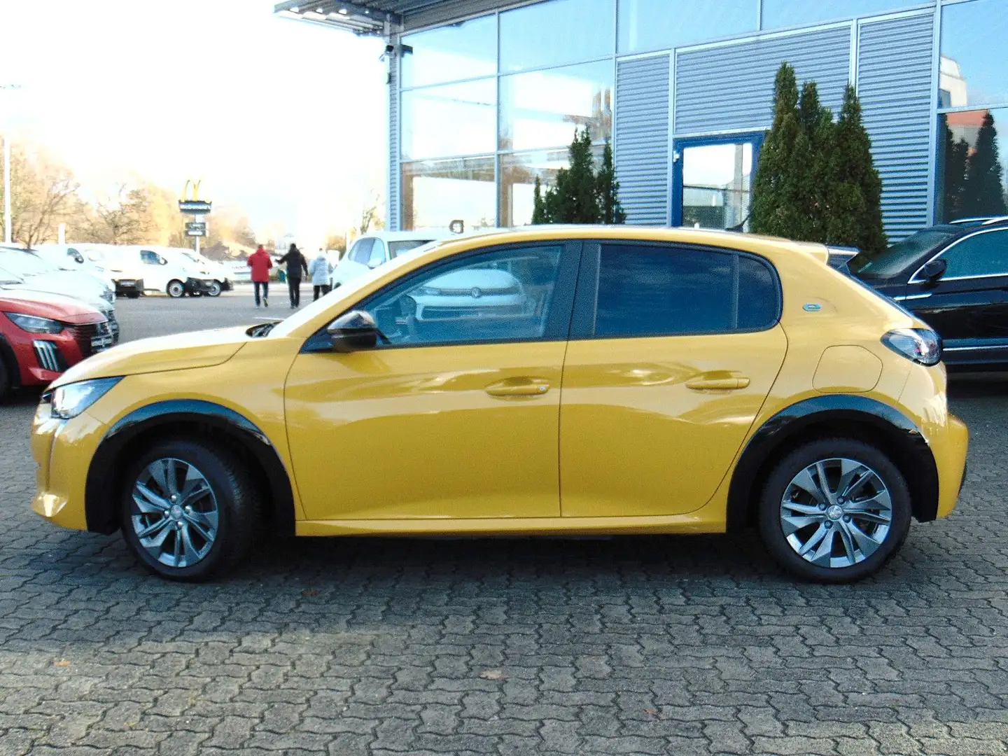 Peugeot 208 e- Active Pack Gelb - 2