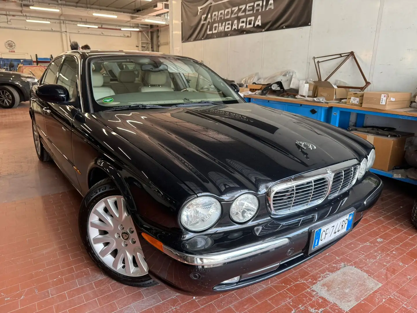 Jaguar XJ 4.2 V8 Executive Noir - 1